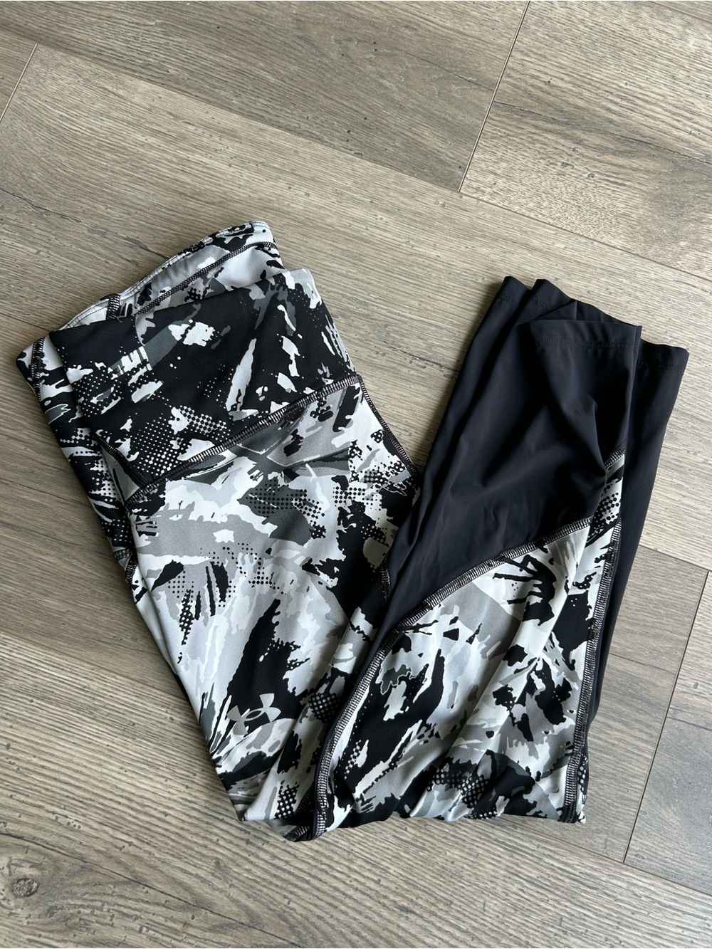 Under Armour  women’s Black, White & Gray Camouflage Compression Leggings large